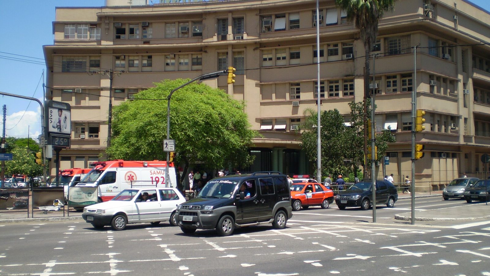 Fachada de pronto-socorro hospitalar