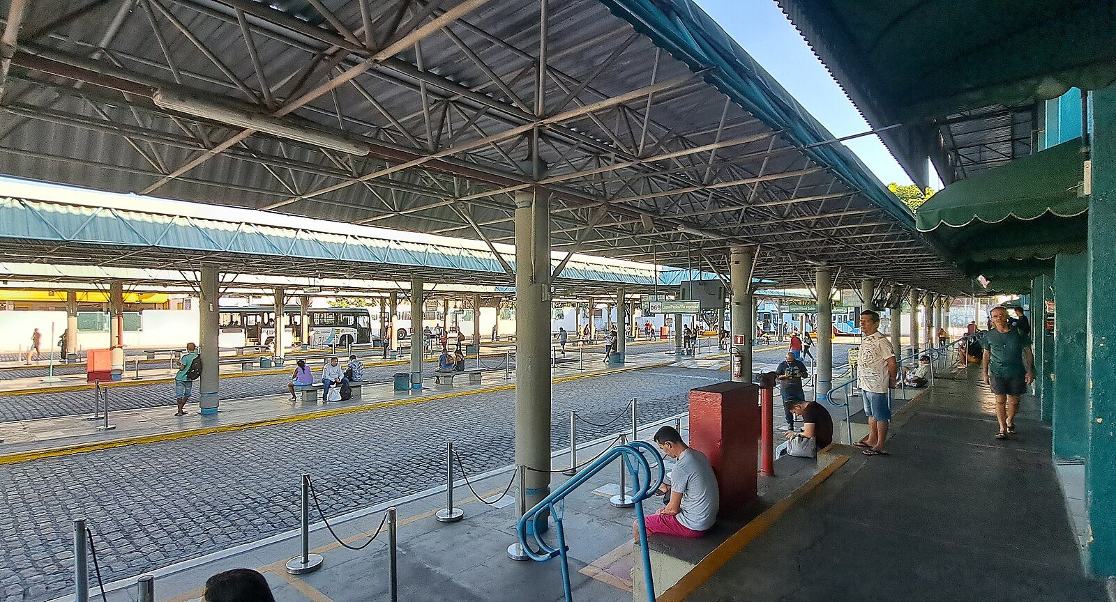 Terminal de ônibus urbano com plataformas de embarque