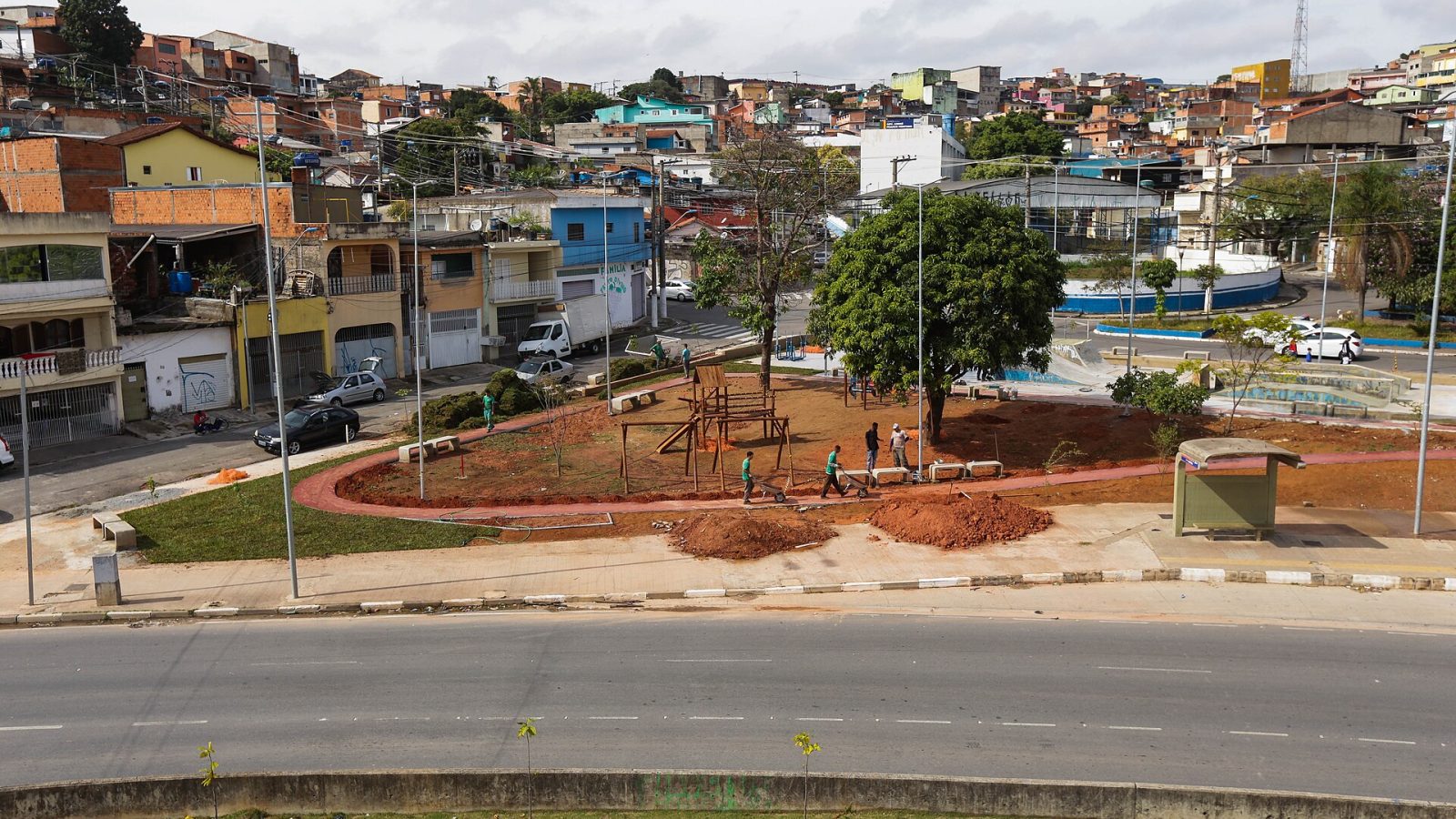 Obra de reforma em praça pública