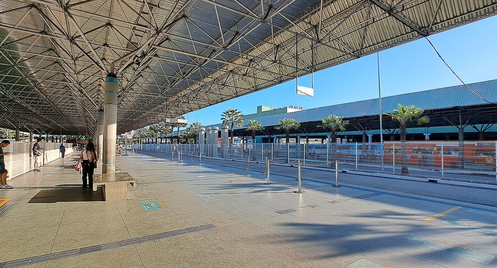 Terminal de ônibus urbano com plataformas de embarque
