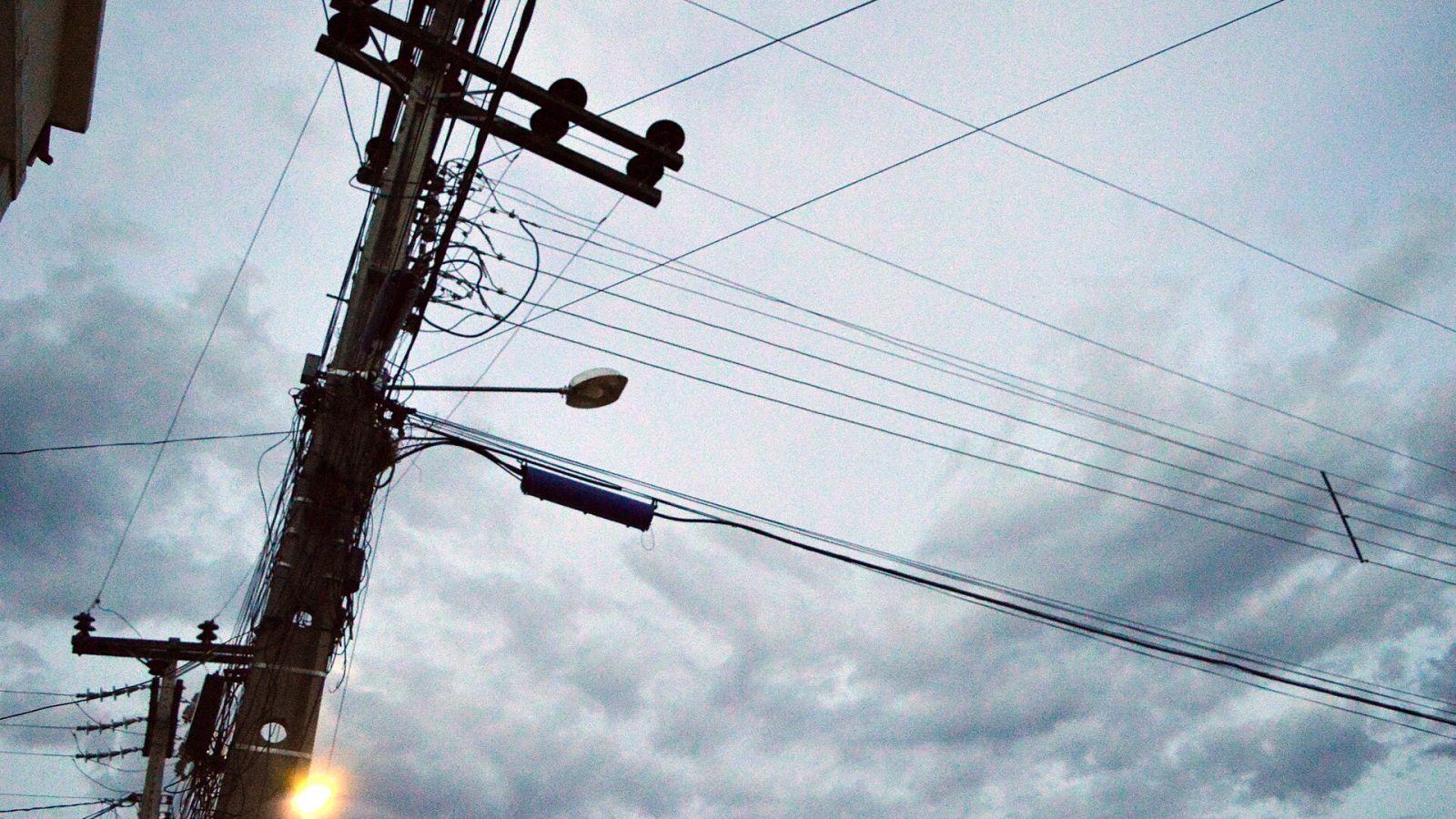 Fios e cabos emaranhados em poste de rua