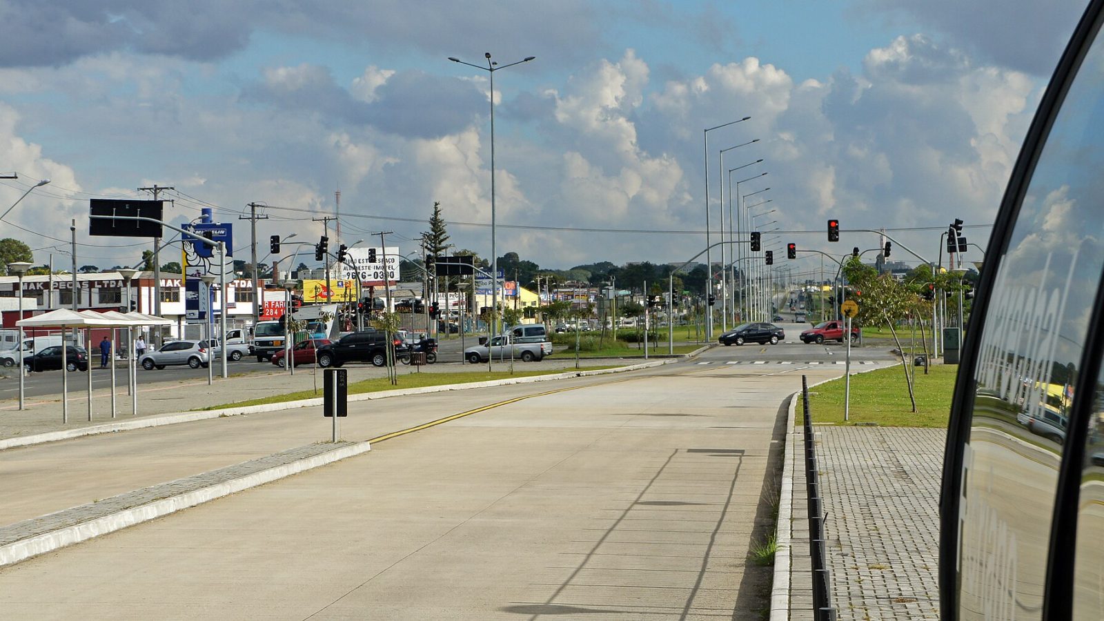 Estação de BRT em corredor exclusivo de ônibus
