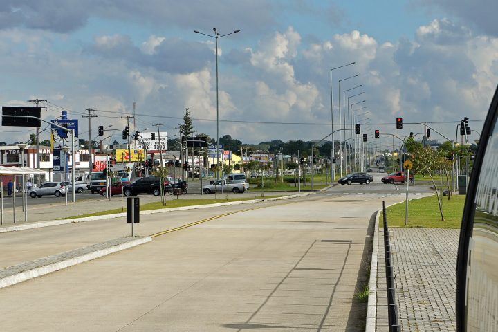 Estação de BRT em corredor exclusivo de ônibus