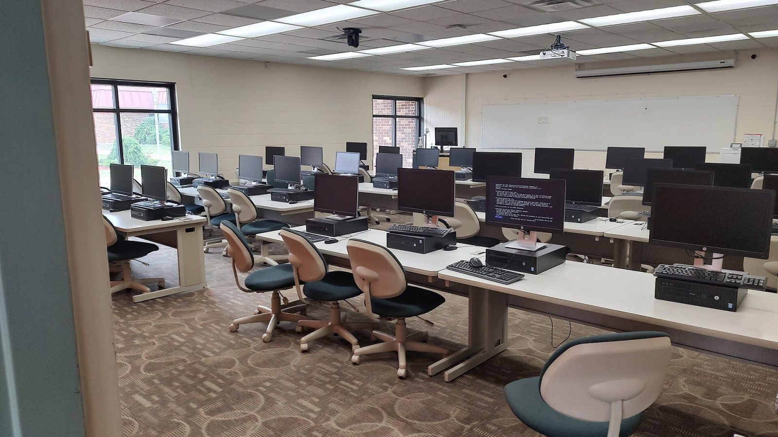 Laboratório com computadores em bancadas