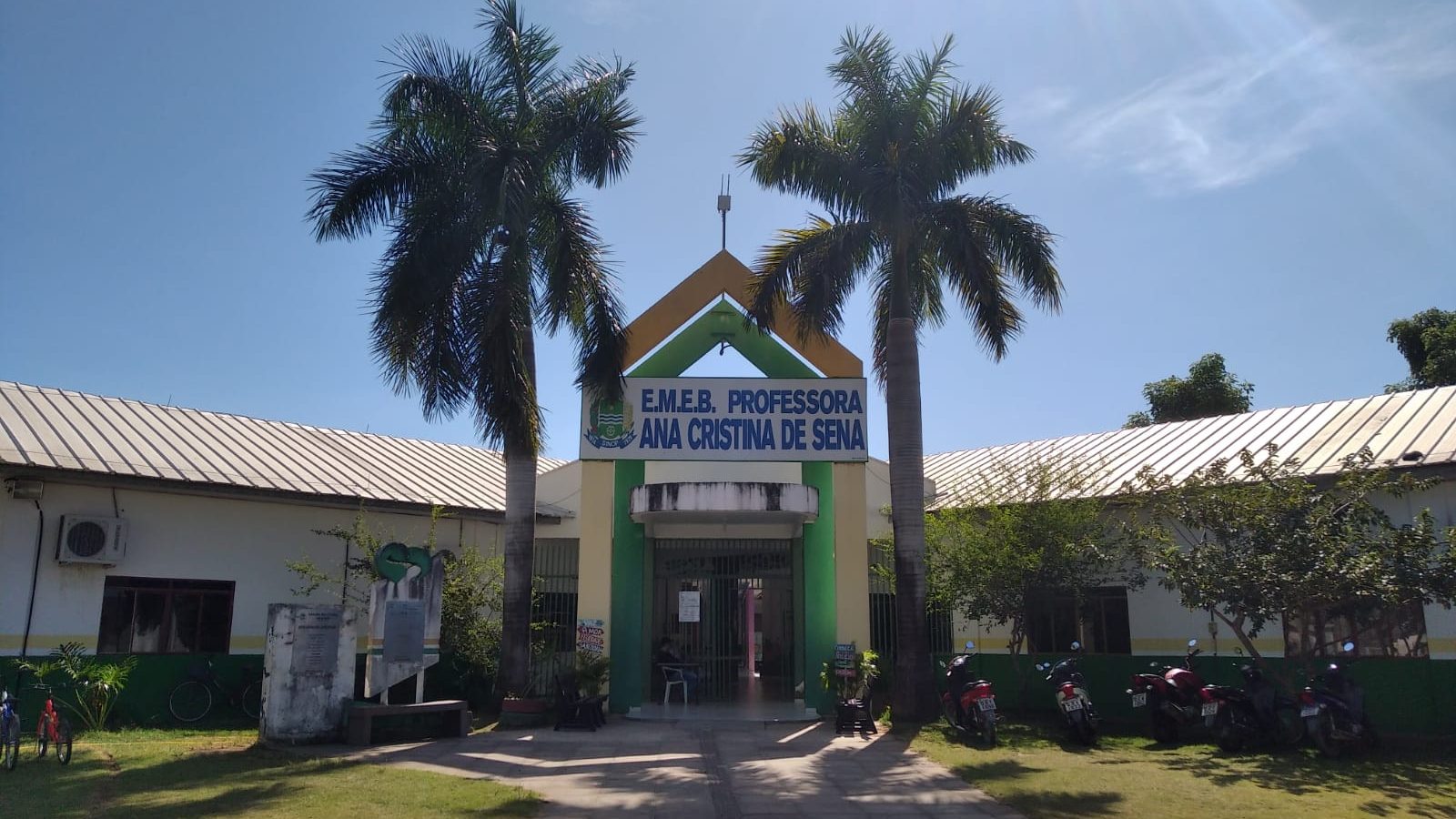 Entrada de escola municipal com palmeiras