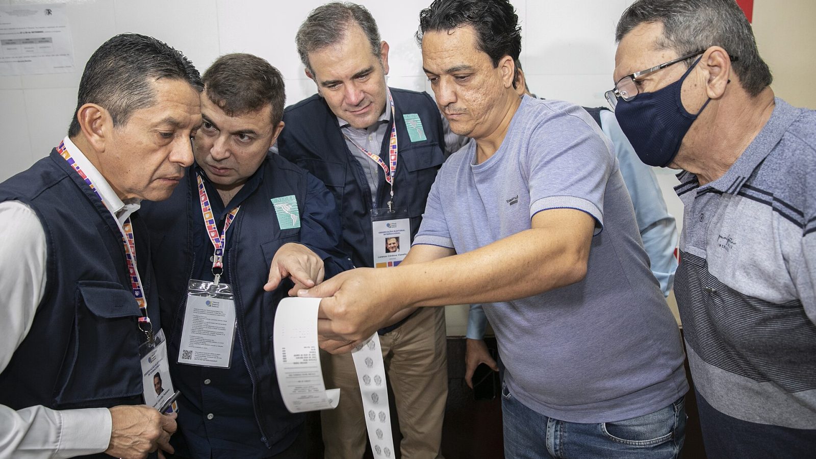 Mesários conferem boletim de urna impresso