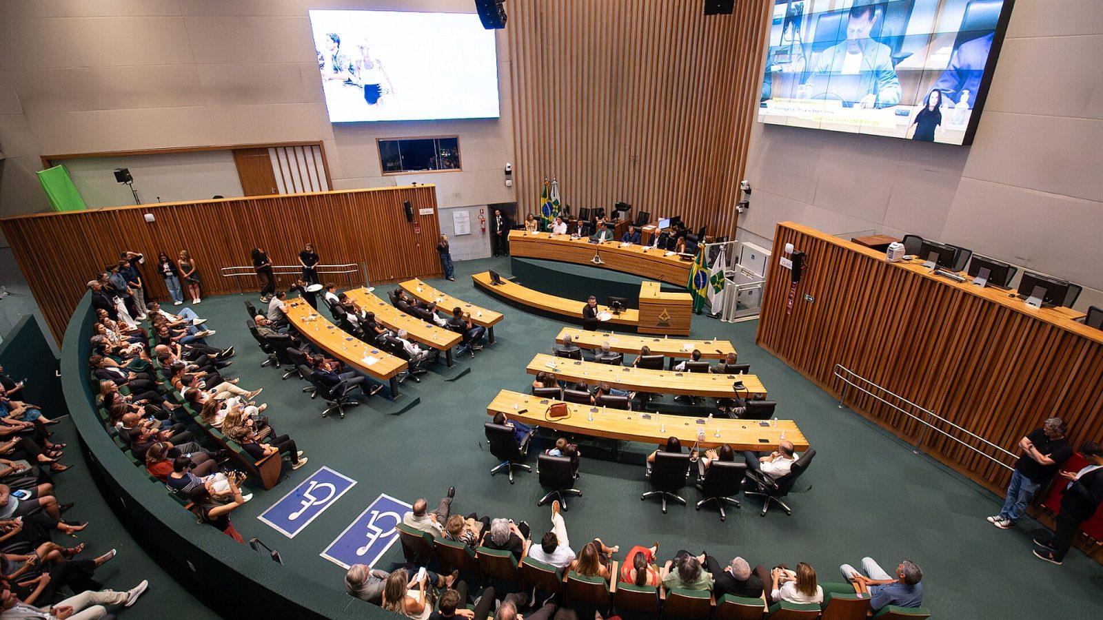 Plenário de câmara legislativa com bancadas e galeria