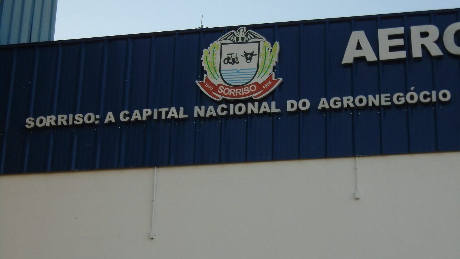 Fachada do aeroporto de Sorriso com o brasão do município