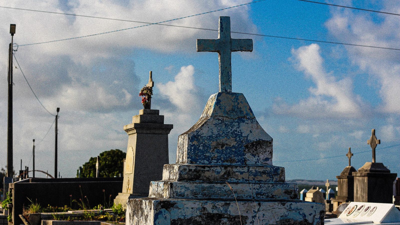 Cruz sobre túmulo em cemitério