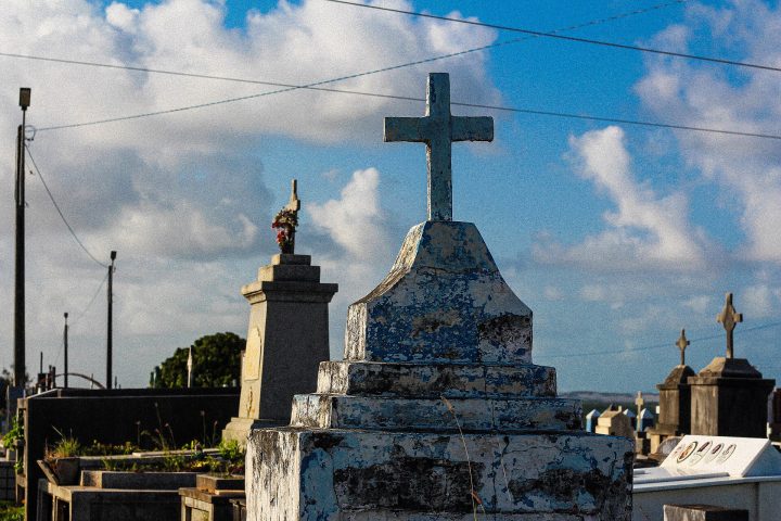 Cruz sobre túmulo em cemitério