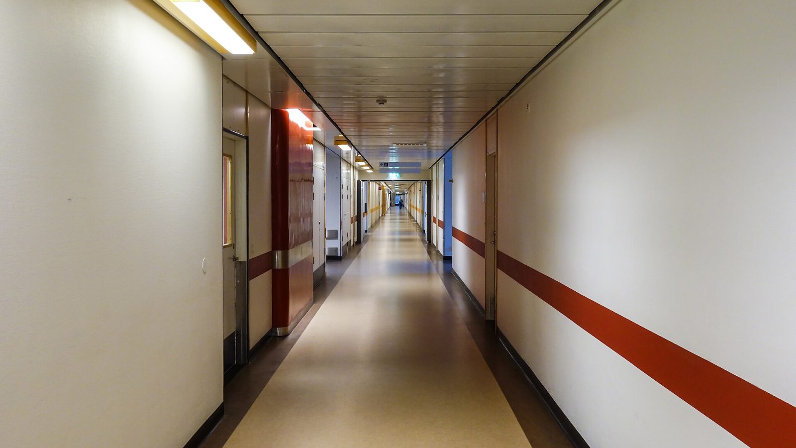 Corredor de hospital com paredes brancas e piso claro