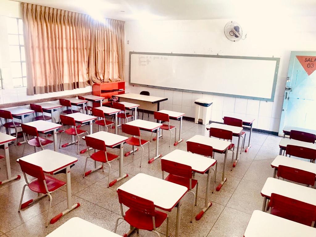 Sala de aula com carteiras escolares vazias
