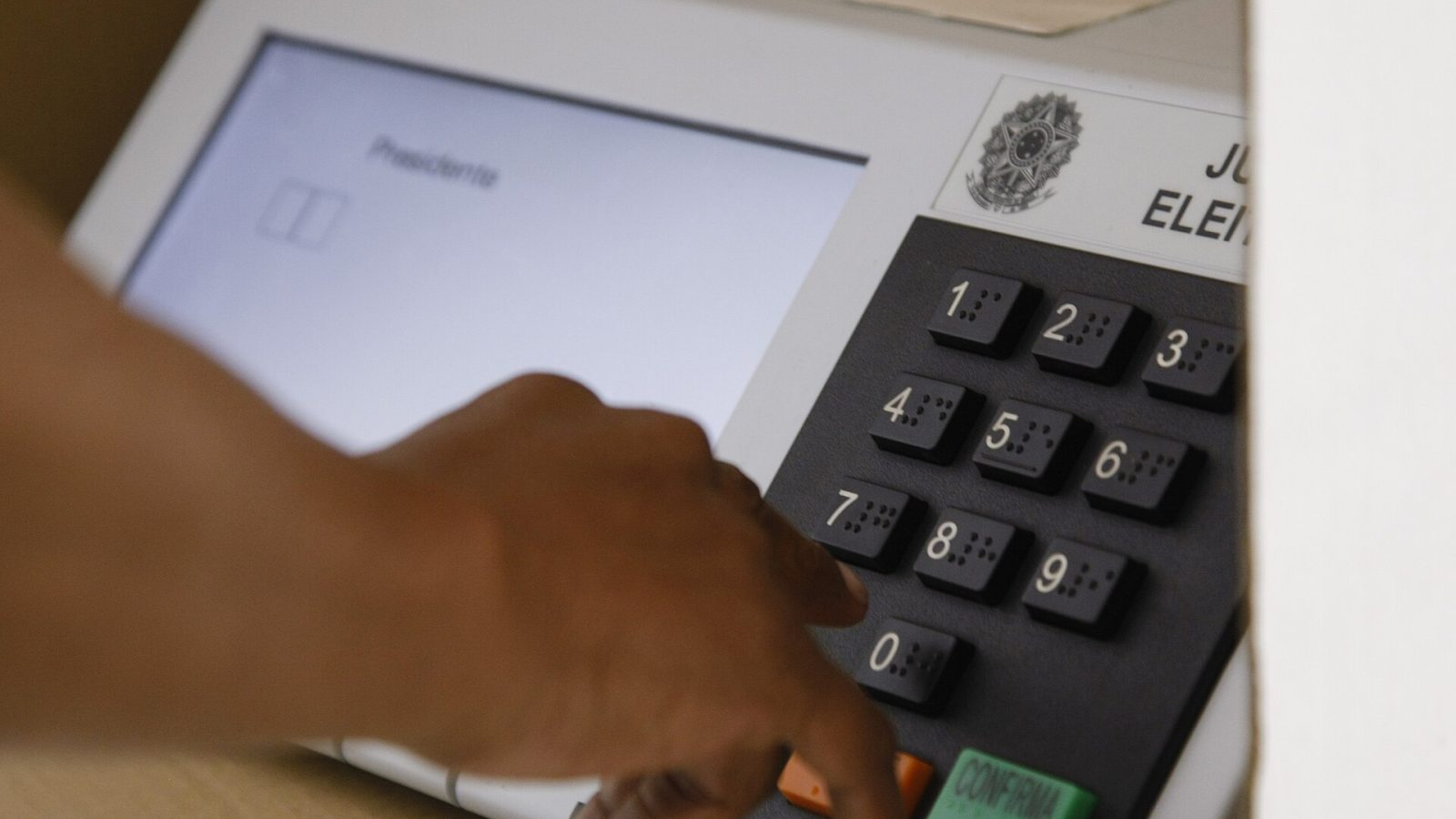 Eleitor digita o voto no teclado da urna eletrônica