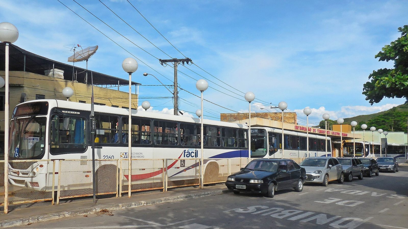Ônibus do transporte coletivo urbano parados em terminal de integração