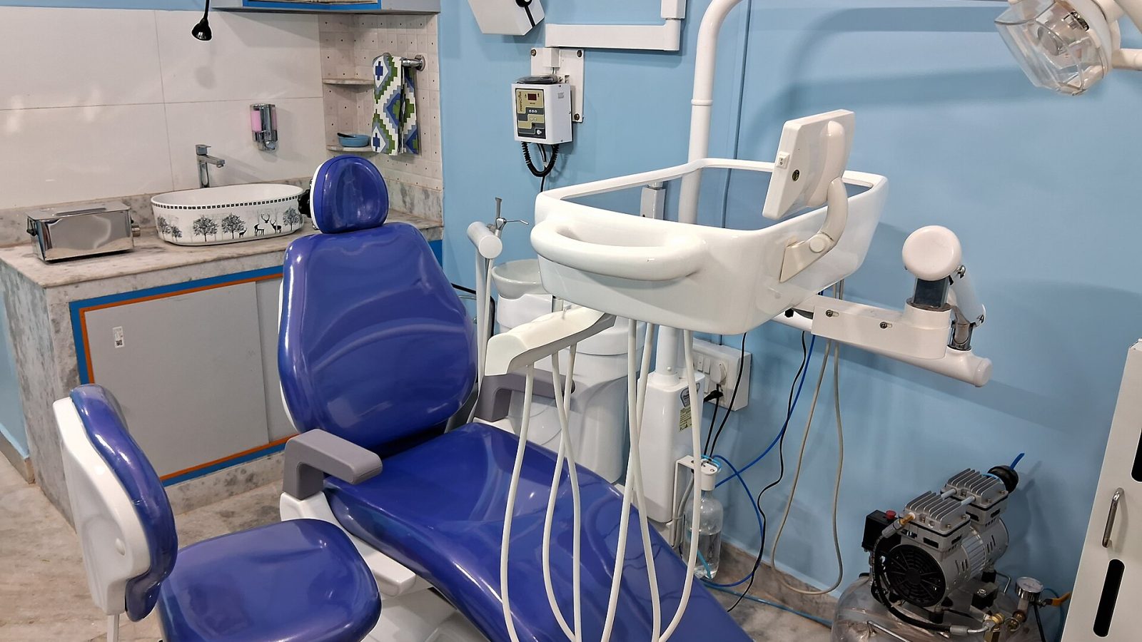 Consultório odontológico com cadeira de atendimento azul