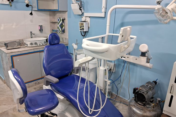 Consultório odontológico com cadeira de atendimento azul