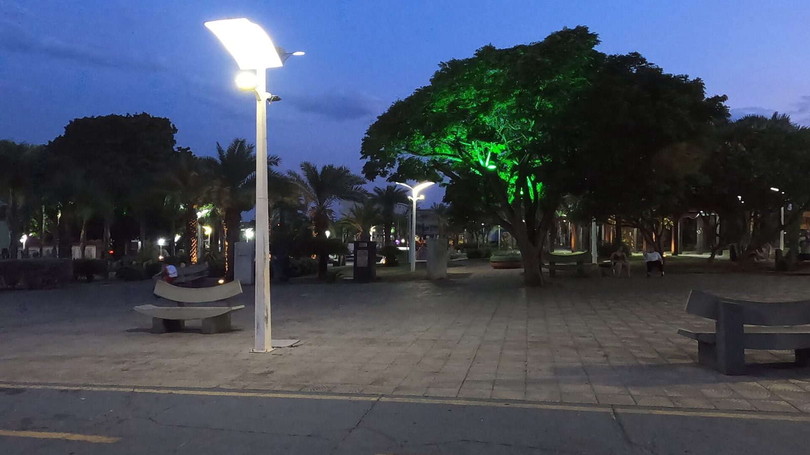 Praça da Matriz de Barra do Garças ao anoitecer