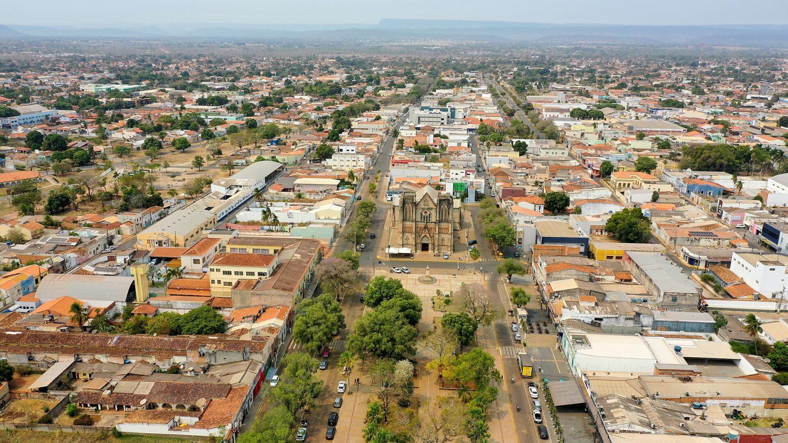Vista aérea do centro histórico de Cáceres e dos bairros ao redor