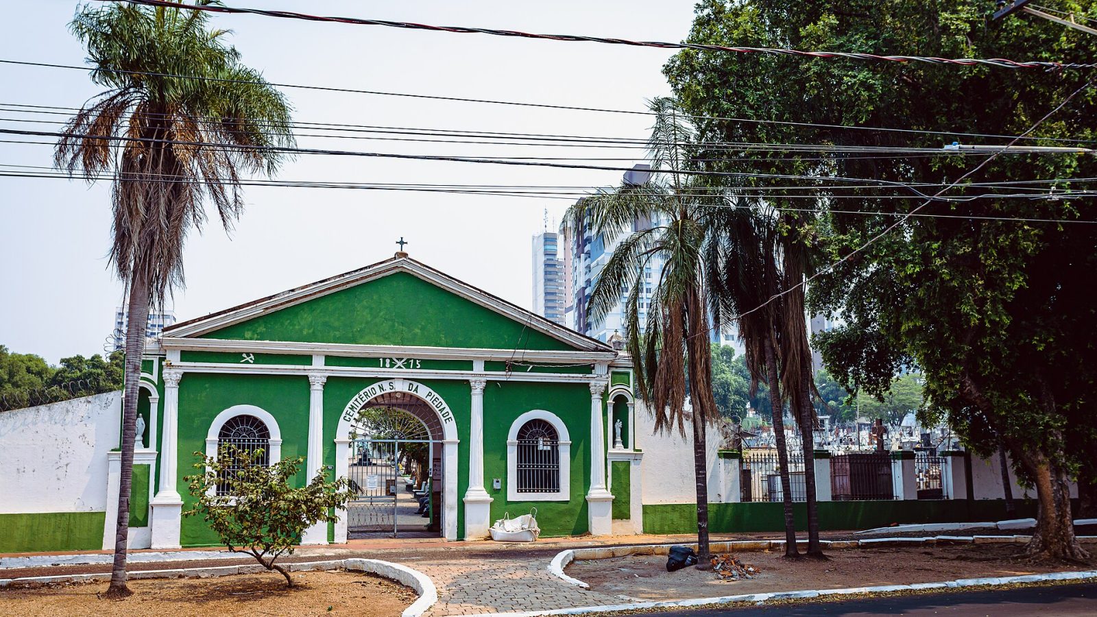 Fachada do Cemitério da Piedade, em Cuiabá
