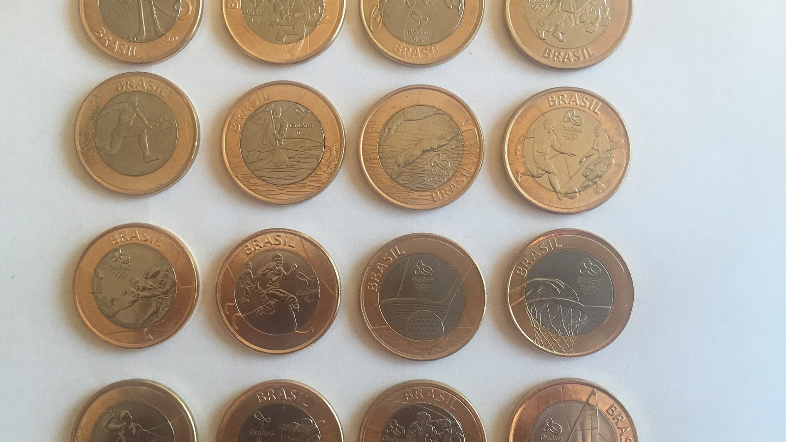 Moedas de 1 real dispostas sobre uma mesa