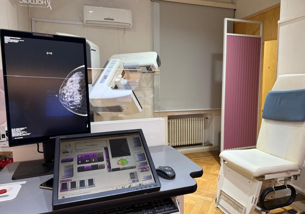 Sala de mamografia com mamógrafo digital e estação de diagnóstico