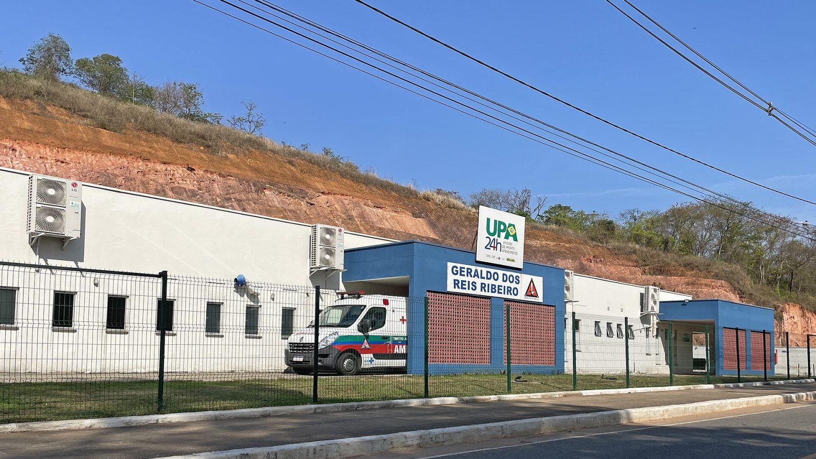 Fachada de uma Unidade de Pronto Atendimento 24 horas, com ambulância estacionada