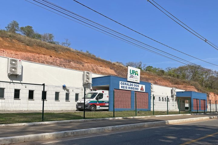 Fachada de uma Unidade de Pronto Atendimento 24 horas, com ambulância estacionada