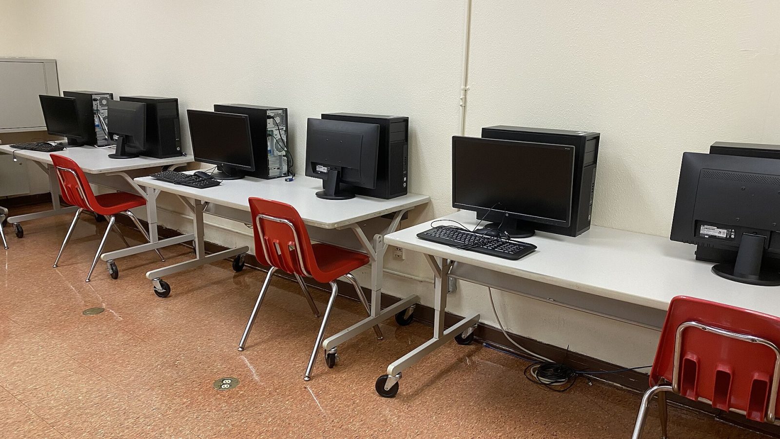 Computadores sobre mesas em sala