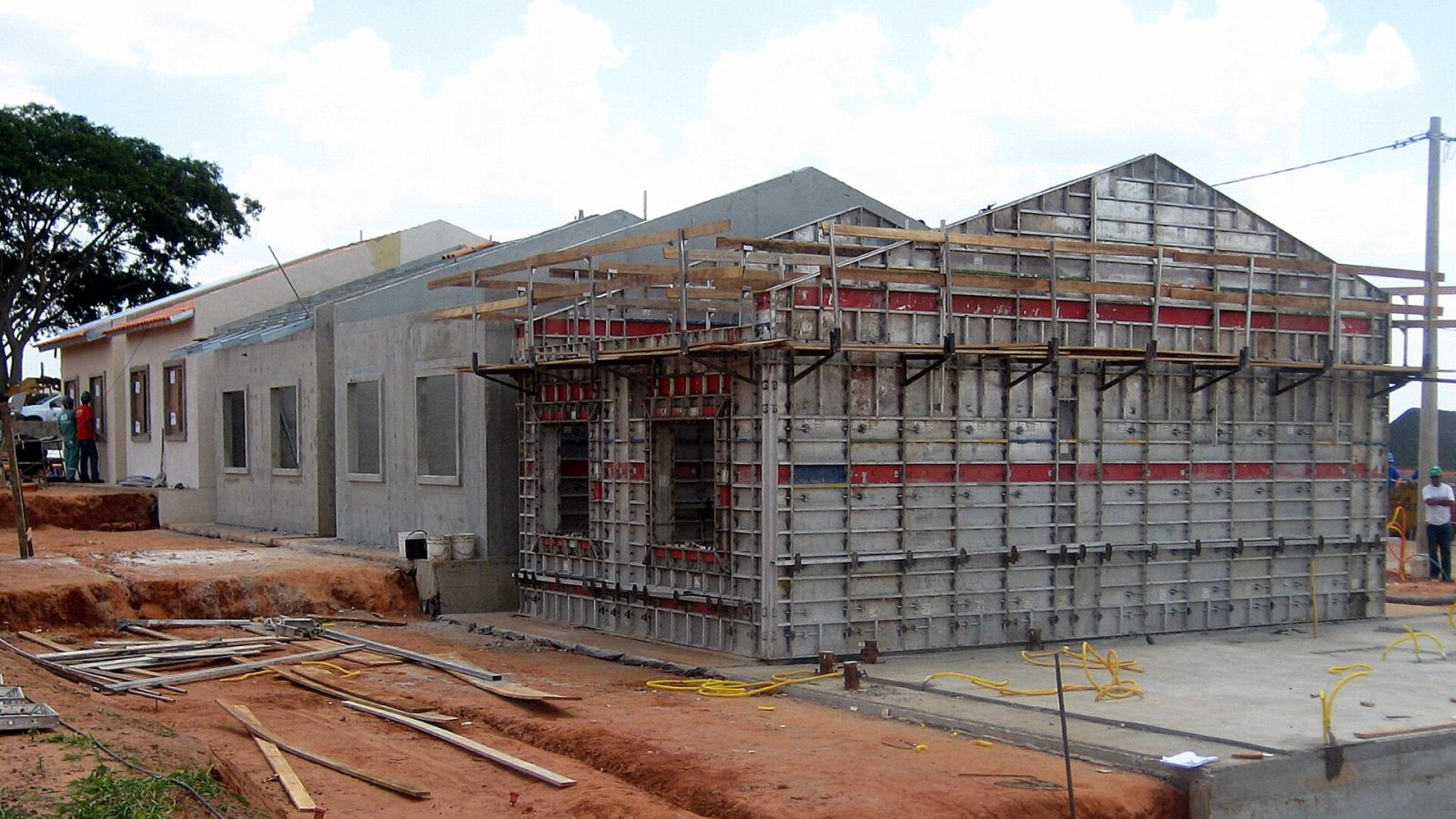 Edificação térrea em construção com fôrmas metálicas
