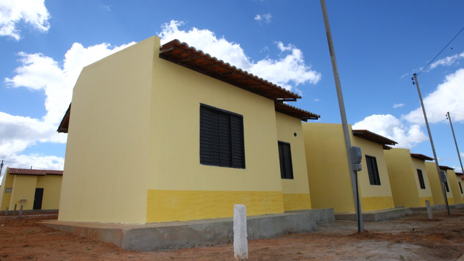 Casas térreas recém-construídas em conjunto habitacional