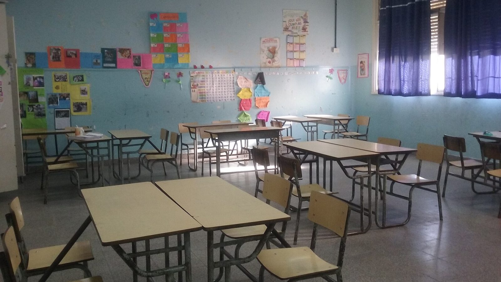 Sala de aula com carteiras vazias