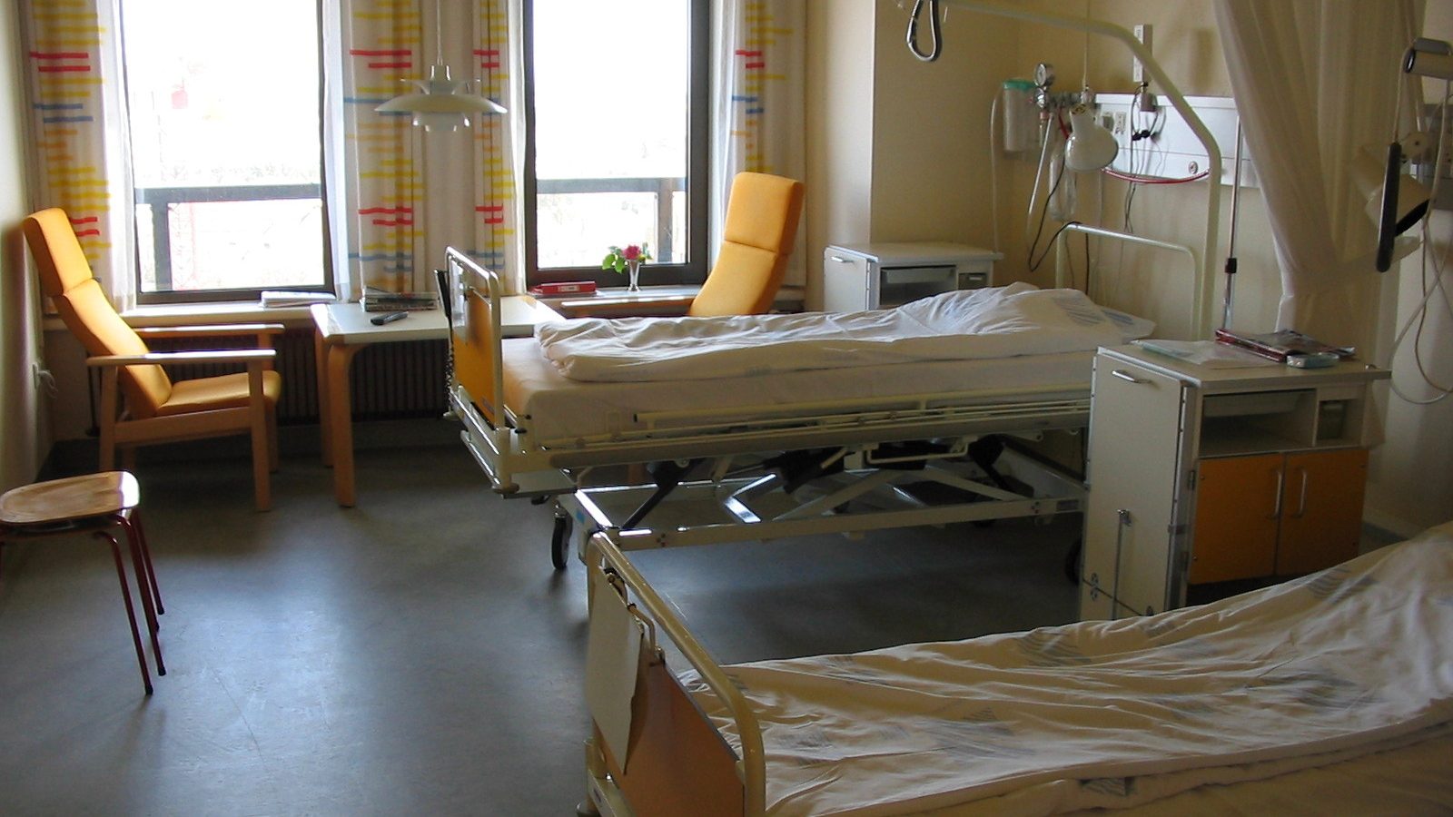 Quarto de hospital com leitos
