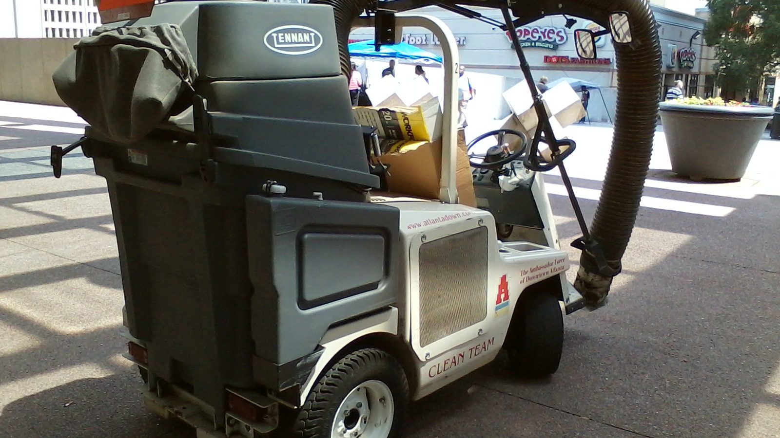 Equipamento aspirador de resíduos usado na limpeza urbana