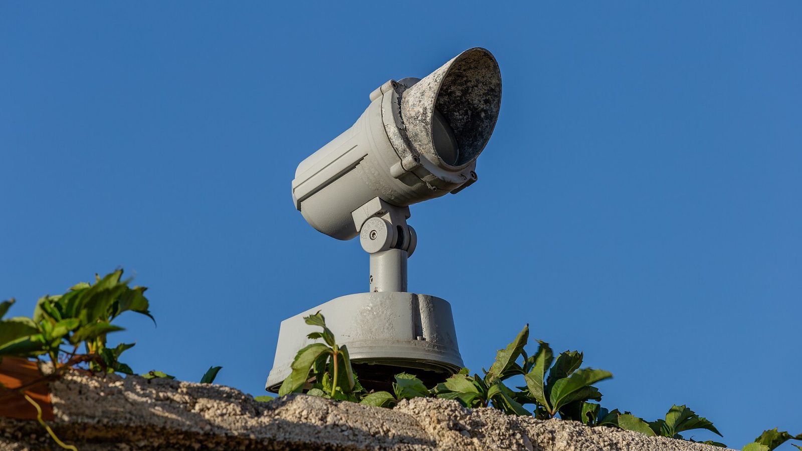Câmera de monitoramento instalada ao ar livre