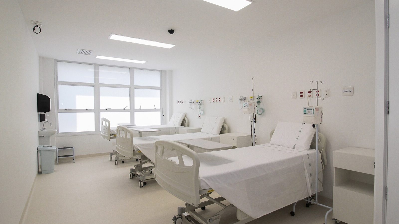 Quarto de hospital com leitos