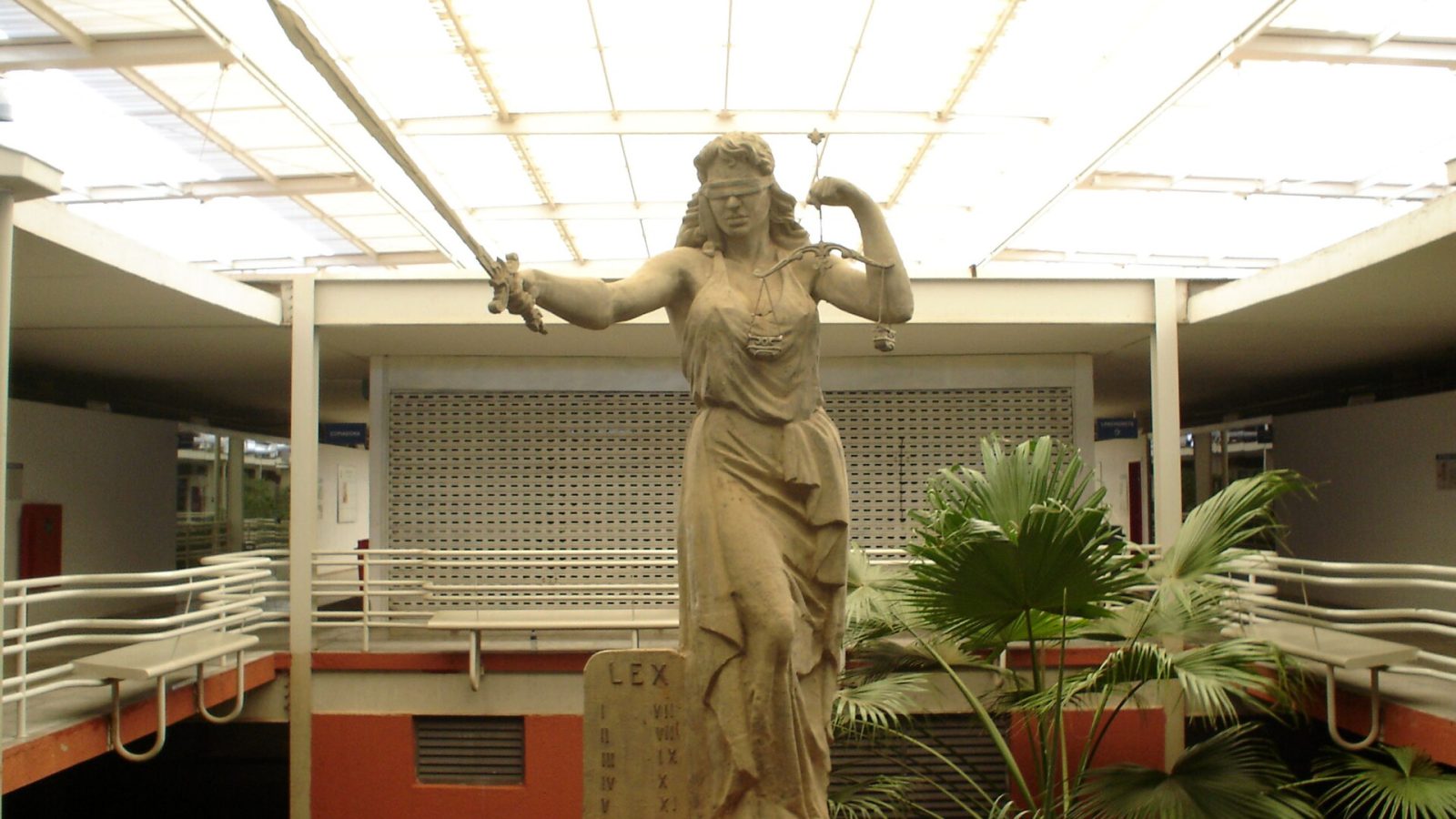 Interior do Fórum de Cuiabá, com estátua da Justiça