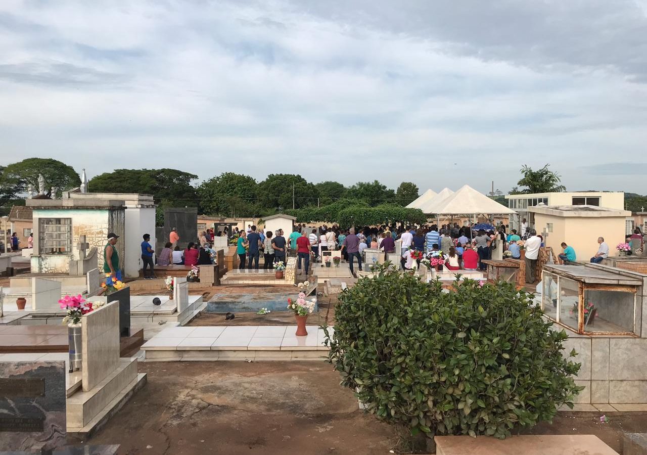 Movimento de visitantes em cemitério no Dia de Finados