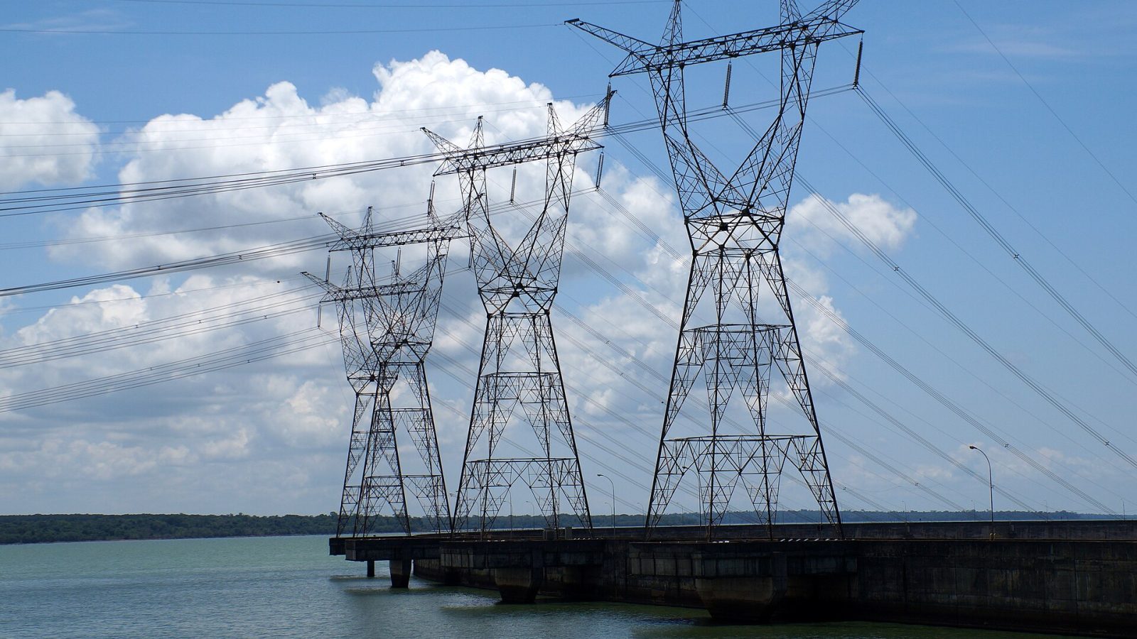 Linhas de transmissão de energia. Imagem ilustrativa, não registra a rede de Sinop.