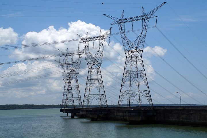 Linhas de transmissão de energia. Imagem ilustrativa, não registra a rede de Sinop.