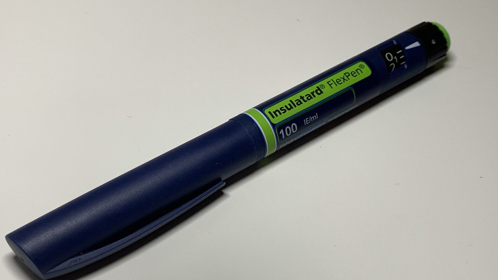 Green insulin pen (Insulatard insulin) with corck
