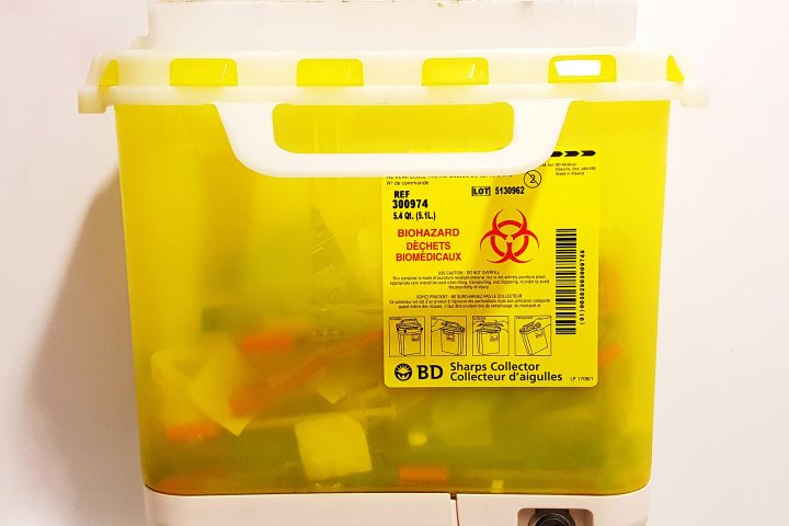 Sharps container (32831640625)