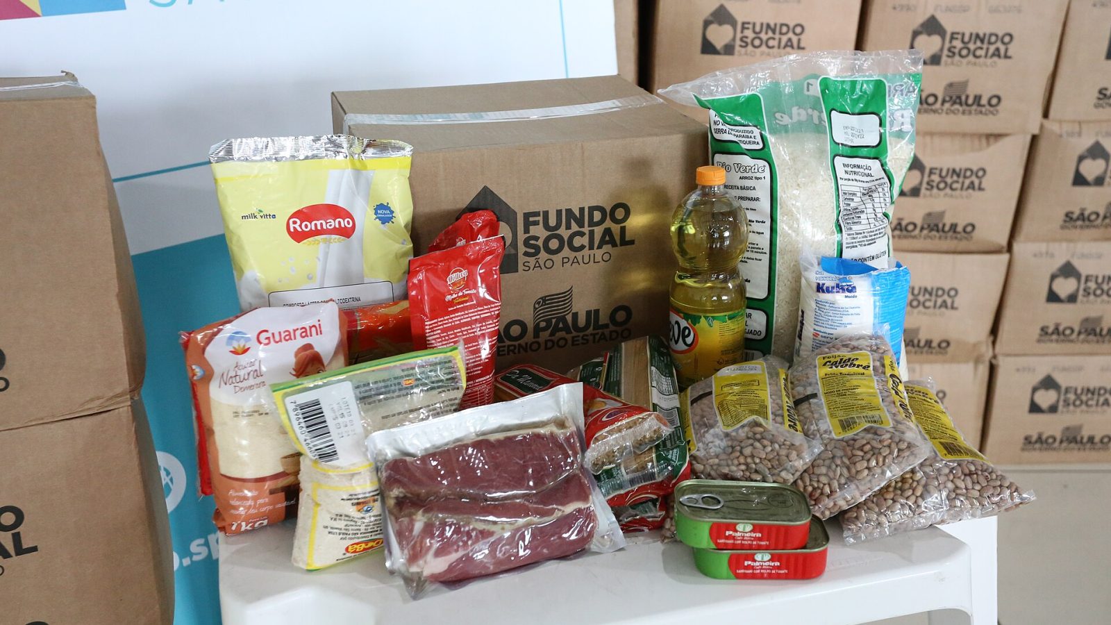 Cesta básica com alimentos