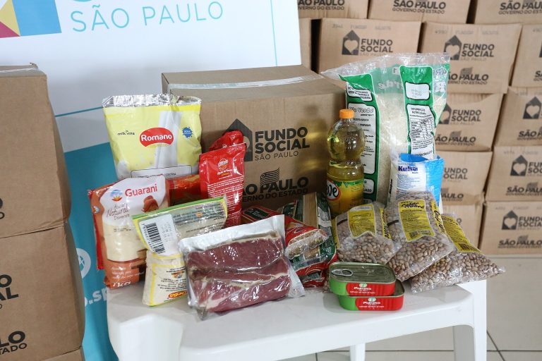 Cesta básica com alimentos