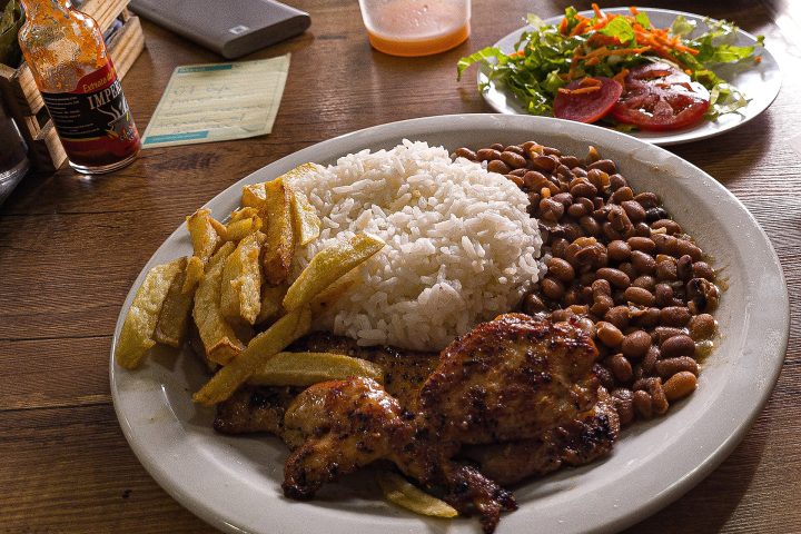 Prato com arroz, feijão, frango, batata frita e salada