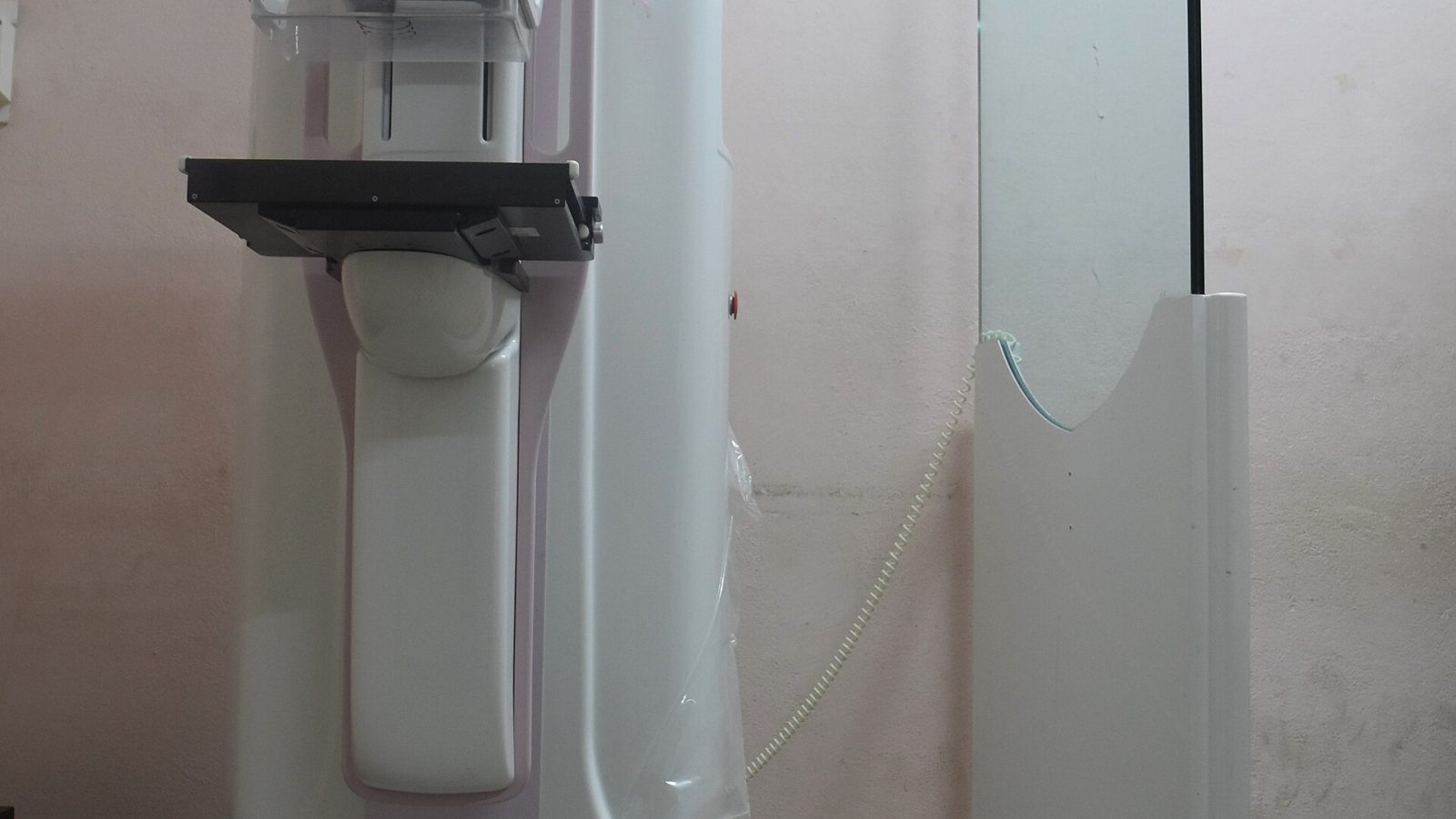 Aparelho de mamografia em sala de exame