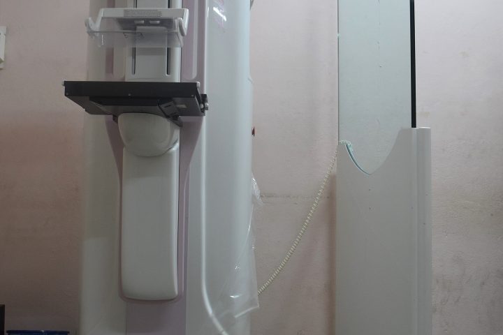 Aparelho de mamografia em sala de exame