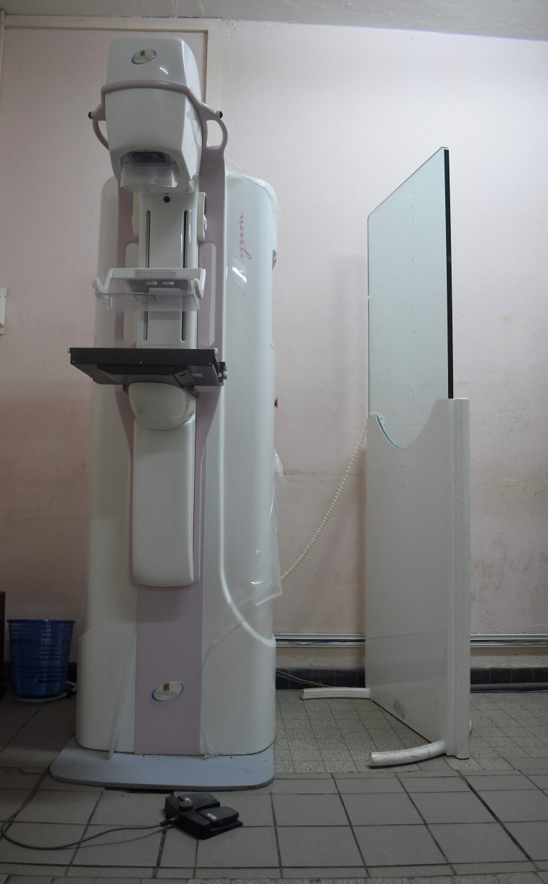 Aparelho de mamografia em sala de exame