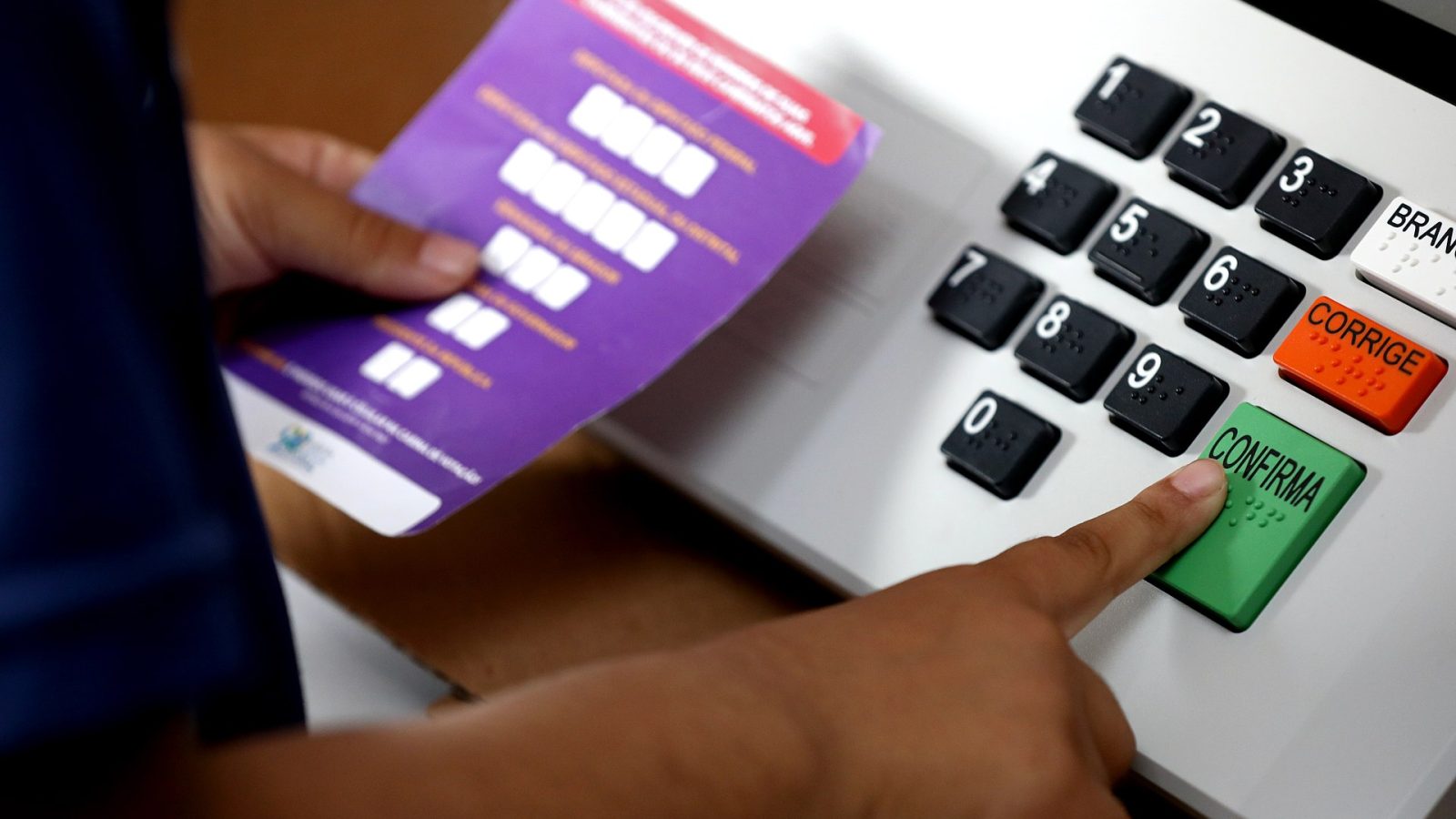Eleitora usa urna eletrônica em demonstração do TSE
