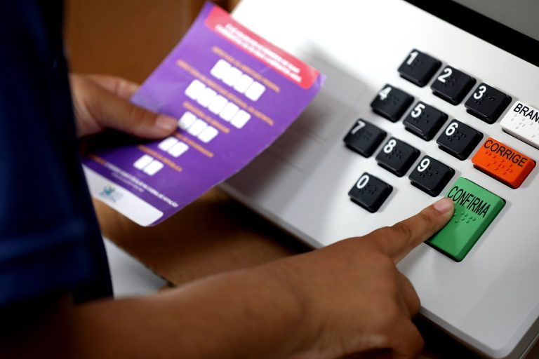 Eleitora usa urna eletrônica em demonstração do TSE