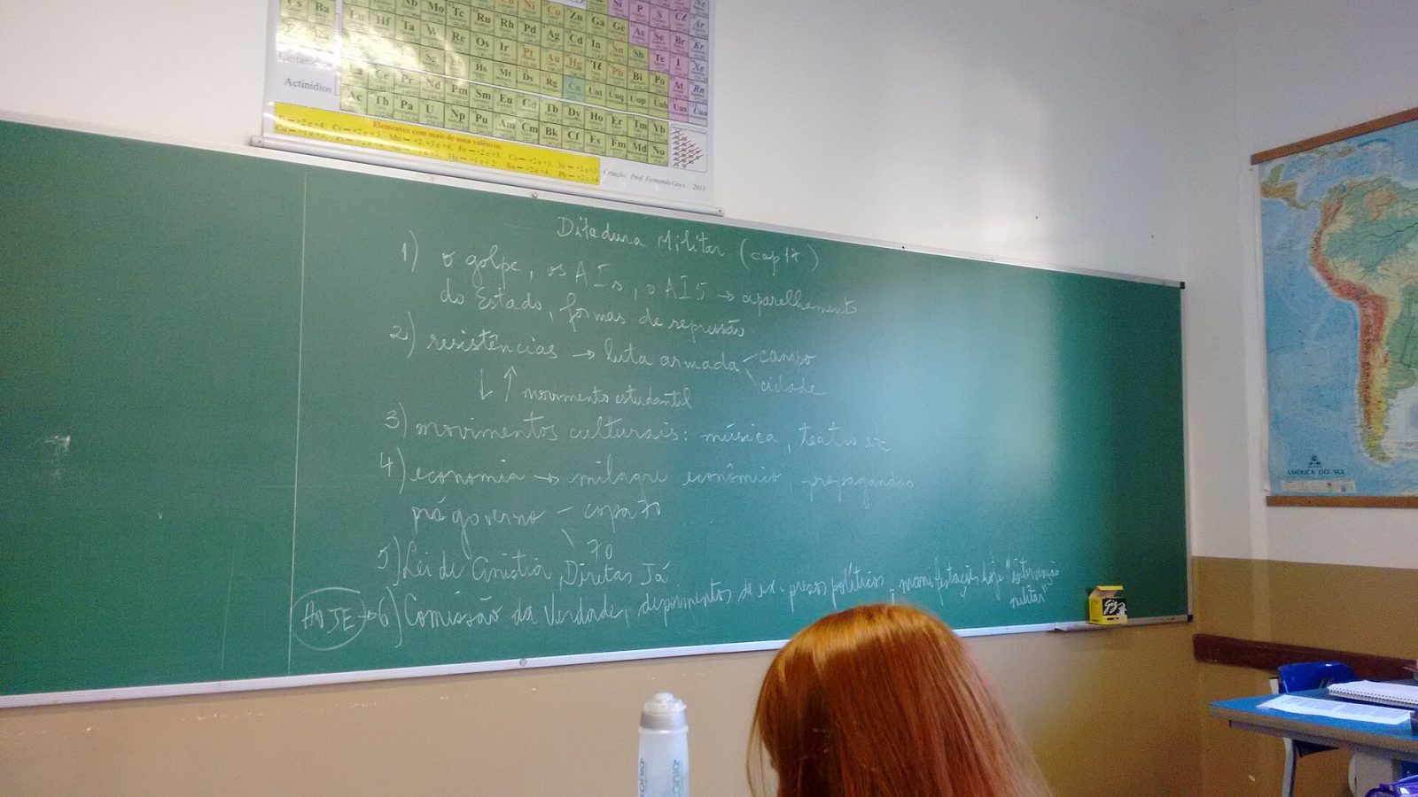 Sala de aula com carteiras e quadro
